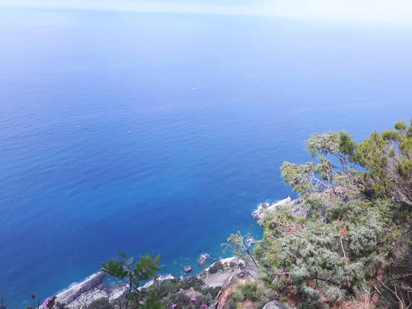 Liguria 'daki 5 Terre' den harika bir manşet. Arka planda harika mavi gökyüzü ve yeşil dağlar var.