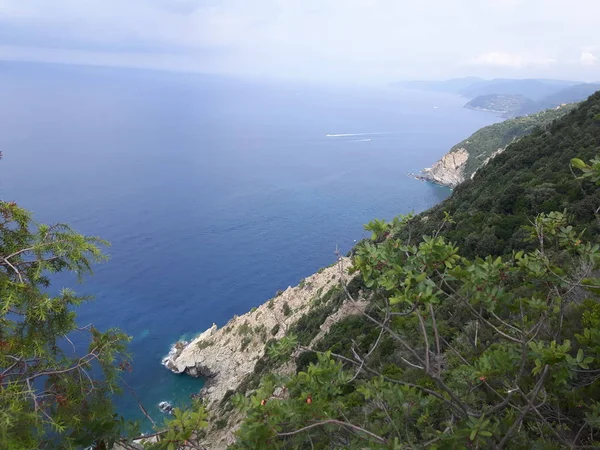 图片说明了利古里亚五地美丽的景色 背景是蔚蓝的天空和青翠的群山 — 图库照片