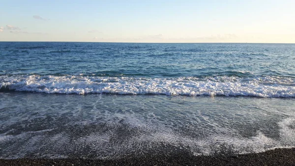 美しい青い海 小さな波とシュメールの日で Horizzon に隠された沈む夕日の素晴らしいキャプション — ストック写真