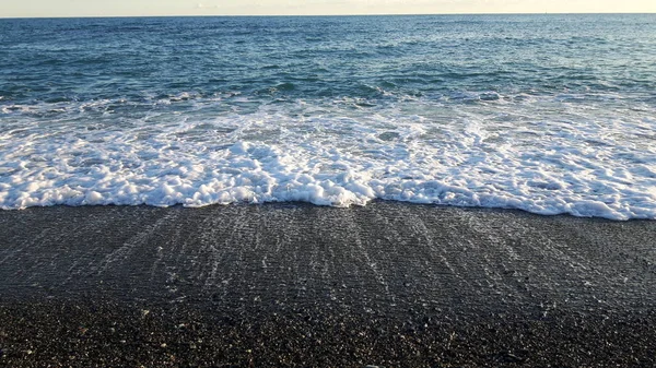 一个美丽的蓝色大海 小海浪和一个隐藏的日落在地平线上的一个惊人的标题在夏天 — 图库照片