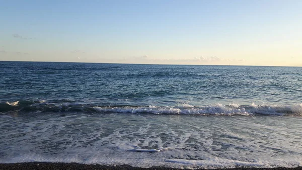 美しい青い海 小さな波とシュメールの日で Horizzon に隠された沈む夕日の素晴らしいキャプション — ストック写真