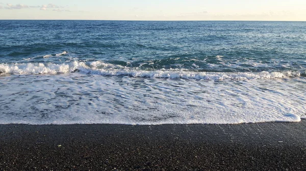 Úžasný Titulek Krásné Modré Moře Malé Vlny Skryté Západ Slunce — Stock fotografie