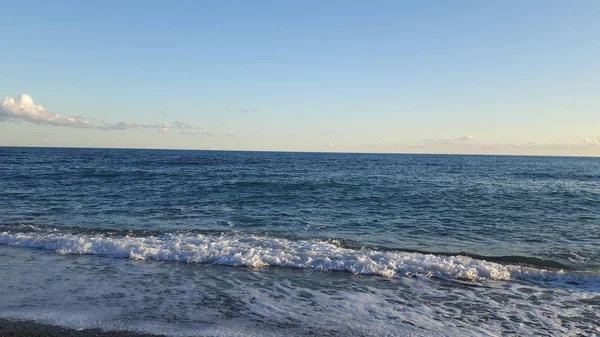 Subtítulo Increíble Hermoso Mar Azul Pequeñas Olas Una Puesta Sol — Foto de Stock