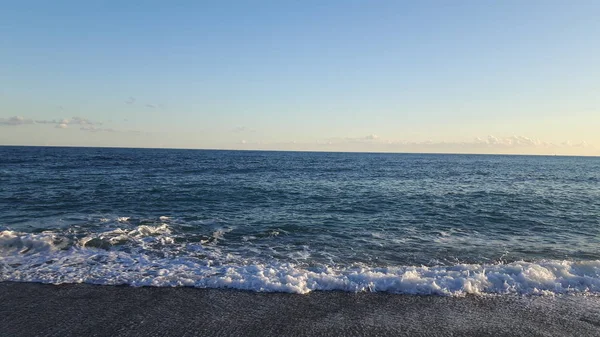 Eine Erstaunliche Bildunterschrift Von Einem Wunderschönen Blauen Meer Kleinen Wellen — Stockfoto