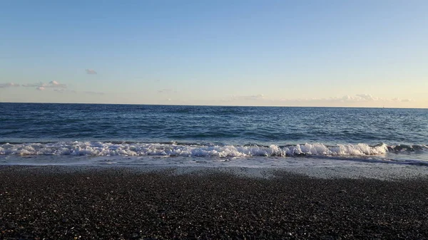 Дивовижний Заголовок Красивого Блакитного Моря Маленьких Хвиль Прихованого Заходу Сонця — стокове фото