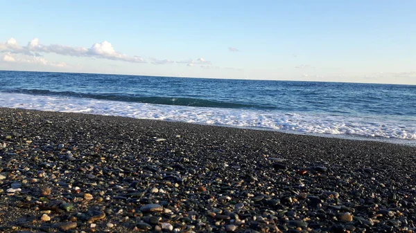 美しい青い海 小さな波とシュメールの日で Horizzon に隠された沈む夕日の素晴らしいキャプション — ストック写真