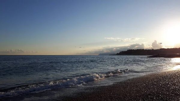 美しい青い海 小さな波とシュメールの日で Horizzon に隠された沈む夕日の素晴らしいキャプション — ストック写真