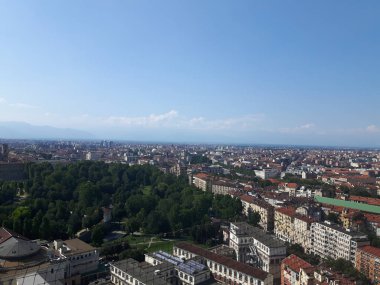 Torino şehrinin yaz günlerinde şehrin yüksek ve alçak kesimlerinden gelen inanılmaz bir fotoğrafı. Merkezden Po nehri de buna dahil.