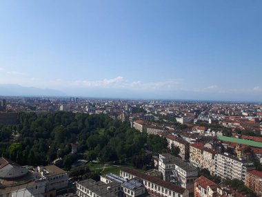 Torino şehrinin yaz günlerinde şehrin yüksek ve alçak kesimlerinden gelen inanılmaz bir fotoğrafı. Merkezden Po nehri de buna dahil.