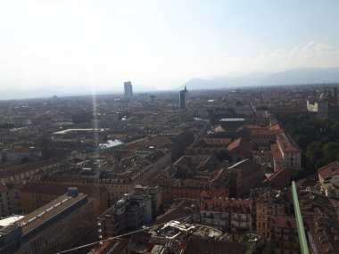 Torino şehrinin yaz günlerinde şehrin yüksek ve alçak kesimlerinden gelen inanılmaz bir fotoğrafı. Merkezden Po nehri de buna dahil.