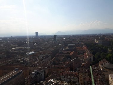 Torino şehrinin yaz günlerinde şehrin yüksek ve alçak kesimlerinden gelen inanılmaz bir fotoğrafı. Merkezden Po nehri de buna dahil.