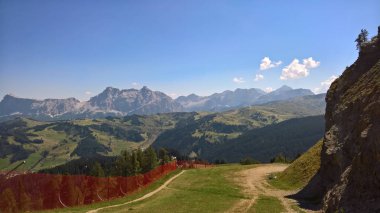 Trentino, dağlarda Brenta dolomites yaz gün için büyük bir gösterim ile inanılmaz bir resim yazısı