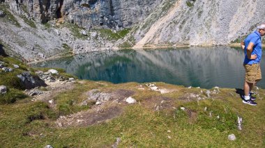 Trentino, dağlarda Brenta dolomites yaz gün için büyük bir gösterim ile inanılmaz bir resim yazısı