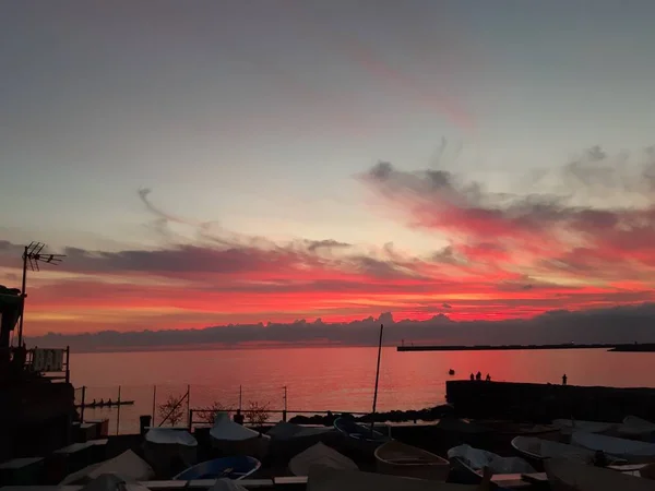 Удивительный Закат Над Морем Генуи Весной Некоторыми Людьми — стоковое фото