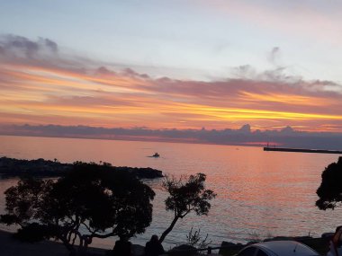 Bazı insanlar ile bahar günlerinde Genova deniz üzerinde muhteşem bir günbatımı