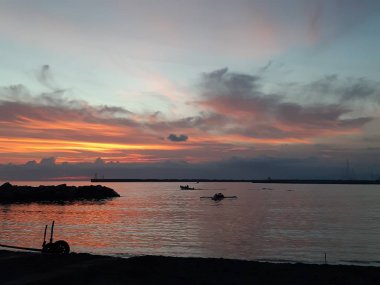 Bazı insanlar ile bahar günlerinde Genova deniz üzerinde muhteşem bir günbatımı