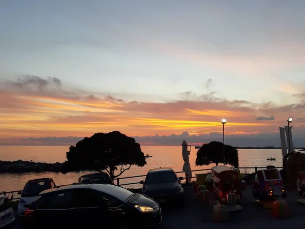 春天的日子里 在热那亚的海面上 和一些人在一起 一个惊人的日落 — 图库照片