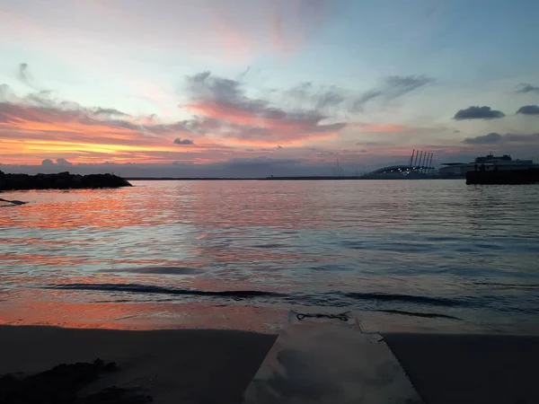 春天的日子里 在热那亚的海面上 和一些人在一起 一个惊人的日落 — 图库照片