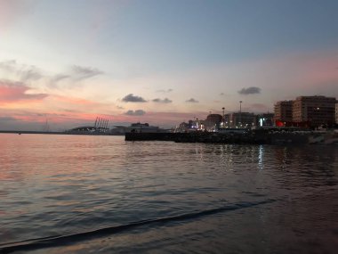 Bazı insanlar ile bahar günlerinde Genova deniz üzerinde muhteşem bir günbatımı