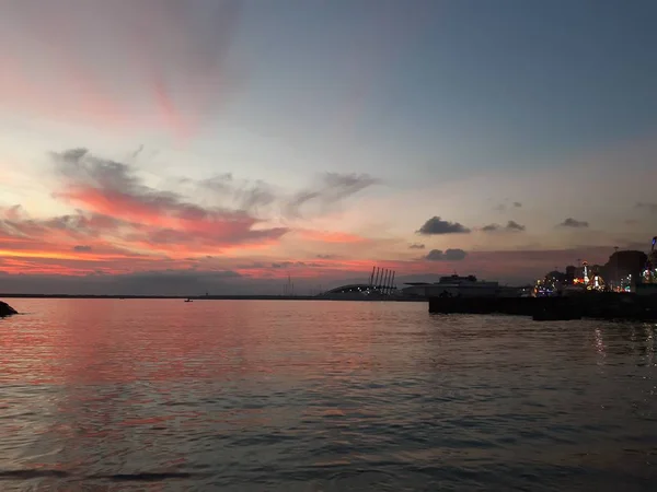 Bazı insanlar ile bahar günlerinde Genova deniz üzerinde muhteşem bir günbatımı