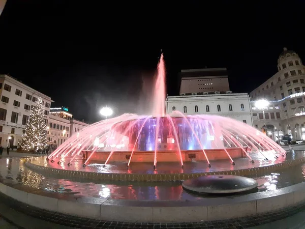 Harika bir Noel dekorasyonu sanatsal bir arka plan ve bazı insanlar enjoing kışın Genova sokaklarda ışıkları an