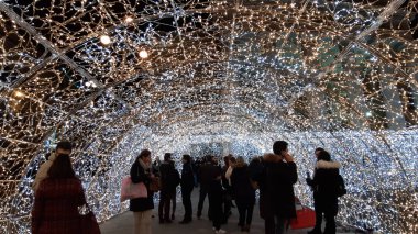 Harika bir Noel dekorasyonu sanatsal bir arka plan ve bazı insanlar enjoing kışın Genova sokaklarda ışıkları an