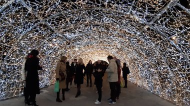 Harika bir Noel dekorasyonu sanatsal bir arka plan ve bazı insanlar enjoing kışın Genova sokaklarda ışıkları an