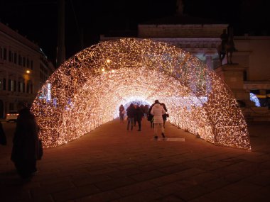 Harika bir Noel dekorasyonu sanatsal bir arka plan ve bazı insanlar enjoing kışın Genova sokaklarda ışıkları an