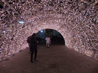 Harika bir Noel dekorasyonu sanatsal bir arka plan ve bazı insanlar enjoing kışın Genova sokaklarda ışıkları an