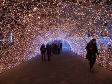 Harika bir Noel dekorasyonu sanatsal bir arka plan ve bazı insanlar enjoing kışın Genova sokaklarda ışıkları an