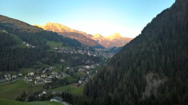 Trentino, dağlarda Brenta dolomites yaz gün için büyük bir gösterim ile inanılmaz bir resim yazısı