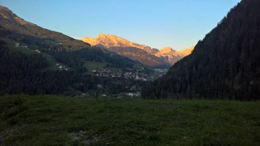 Trentino, dağlarda Brenta dolomites yaz gün için büyük bir gösterim ile inanılmaz bir resim yazısı
