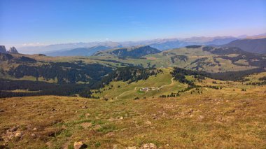 Trentino, dağlarda Brenta dolomites yaz gün için büyük bir gösterim ile inanılmaz bir resim yazısı