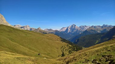 Trentino, dağlarda Brenta dolomites yaz gün için büyük bir gösterim ile inanılmaz bir resim yazısı