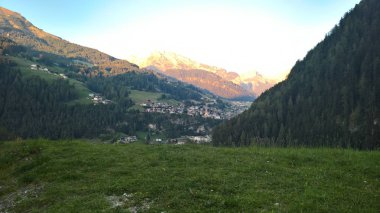Trentino, dağlarda Brenta dolomites yaz gün için büyük bir gösterim ile inanılmaz bir resim yazısı