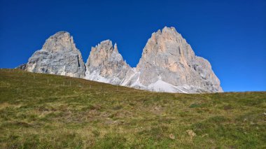 Trentino, dağlarda Brenta dolomites yaz gün için büyük bir gösterim ile inanılmaz bir resim yazısı