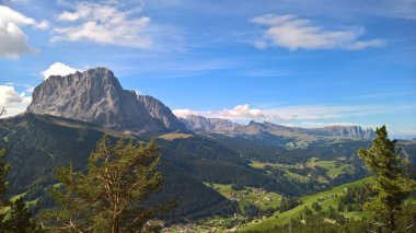 Trentino, dağlarda Brenta dolomites yaz gün için büyük bir gösterim ile inanılmaz bir resim yazısı