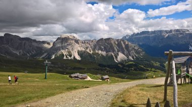 Trentino, dağlarda Brenta dolomites yaz gün için büyük bir gösterim ile inanılmaz bir resim yazısı