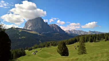 Trentino, dağlarda Brenta dolomites yaz gün için büyük bir gösterim ile inanılmaz bir resim yazısı