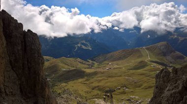 Trentino, dağlarda Brenta dolomites yaz gün için büyük bir gösterim ile inanılmaz bir resim yazısı