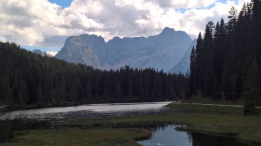Trentino, dağlarda Brenta dolomites yaz gün için büyük bir gösterim ile inanılmaz bir resim yazısı