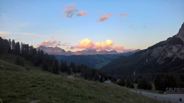 Trentino, dağlarda Brenta dolomites yaz gün için büyük bir gösterim ile inanılmaz bir resim yazısı