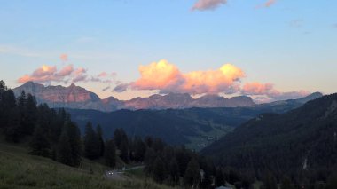 Trentino, dağlarda Brenta dolomites yaz gün için büyük bir gösterim ile inanılmaz bir resim yazısı