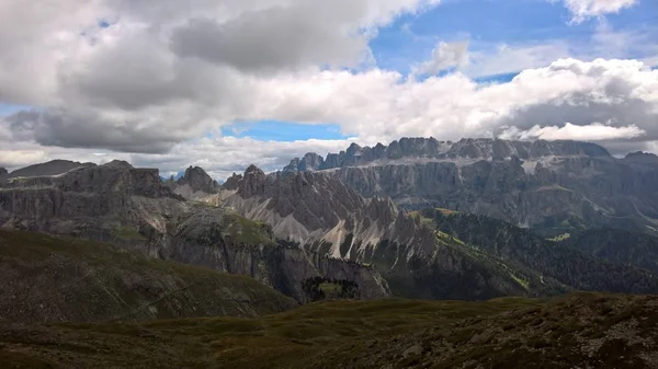 在布伦塔山的一个惊人的标题 在夏季的白云岩的一个伟大的看法 — 图库照片