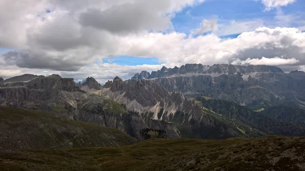 夏の日のブレンタのドロミテの素晴らしい景色とトレンティーノの山の素晴らしいキャプション — ストック写真