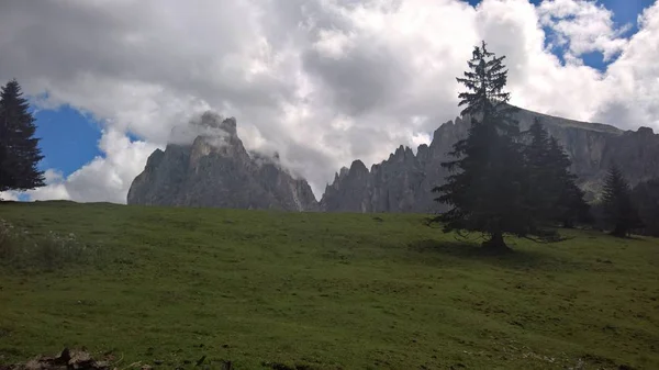 Een Geweldige Bijschrift Van Bergen Trentino Met Een Geweldig Uitzicht — Stockfoto