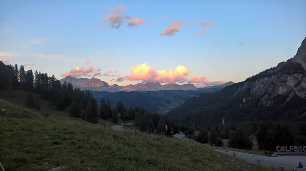 Trentino, dağlarda Brenta dolomites yaz gün için büyük bir gösterim ile inanılmaz bir resim yazısı