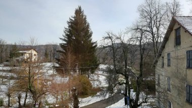 Köyün Noel öncesi bazı kar ve bazı küçük ülke evleri Liguria Hills güzel resim yazısı