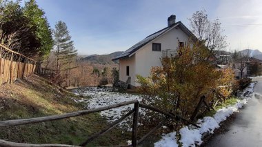 Köyün Noel öncesi bazı kar ve bazı küçük ülke evleri Liguria Hills güzel resim yazısı