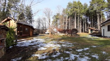 Köyün Noel öncesi bazı kar ve bazı küçük ülke evleri Liguria Hills güzel resim yazısı